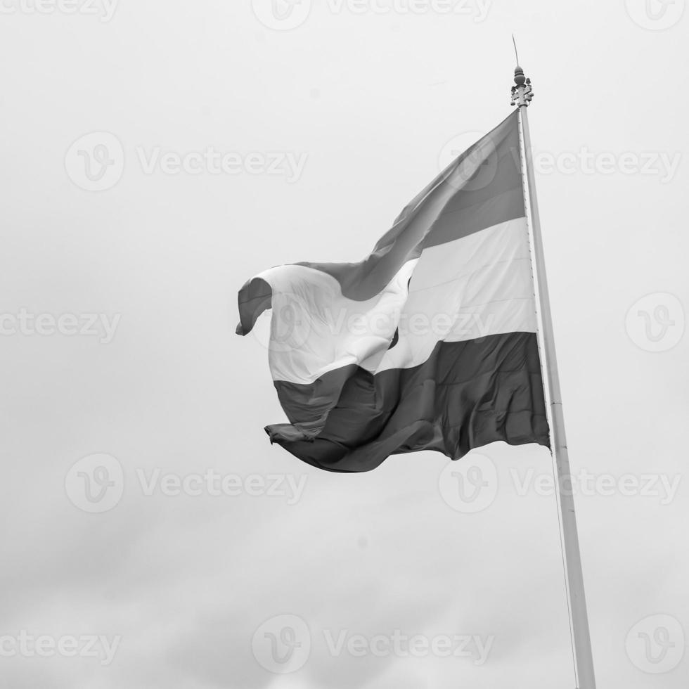 drapeau indien flottant à connaught place avec fierté dans le ciel bleu, drapeau indien flottant, drapeau indien le jour de l'indépendance et le jour de la république indienne, agitant le drapeau indien, battant des drapeaux indiens - noir et blanc photo