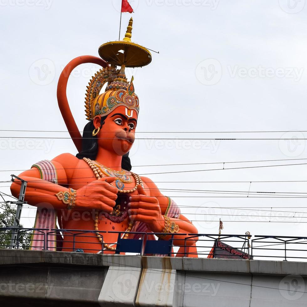 grande statue de lord hanuman près du pont du métro de delhi situé près de karol bagh, delhi, inde, lord hanuman grande statue touchant le ciel photo