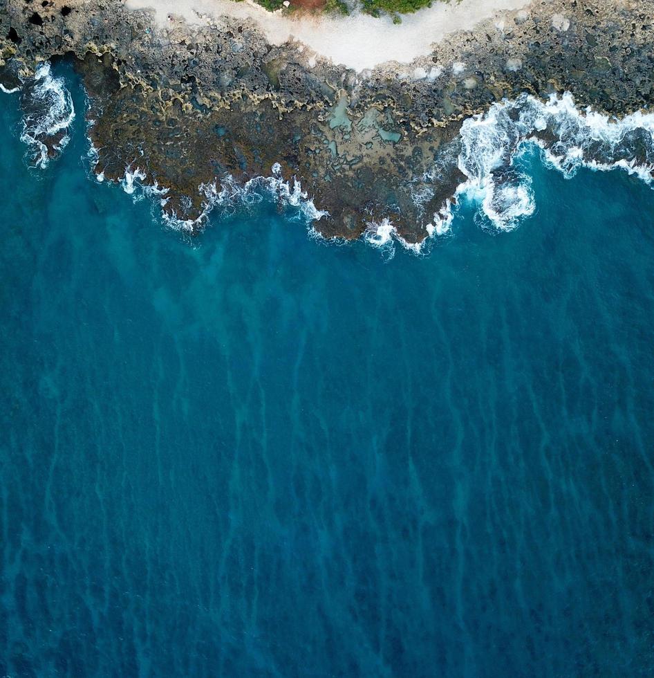 photographie aérienne de la mer bleue photo