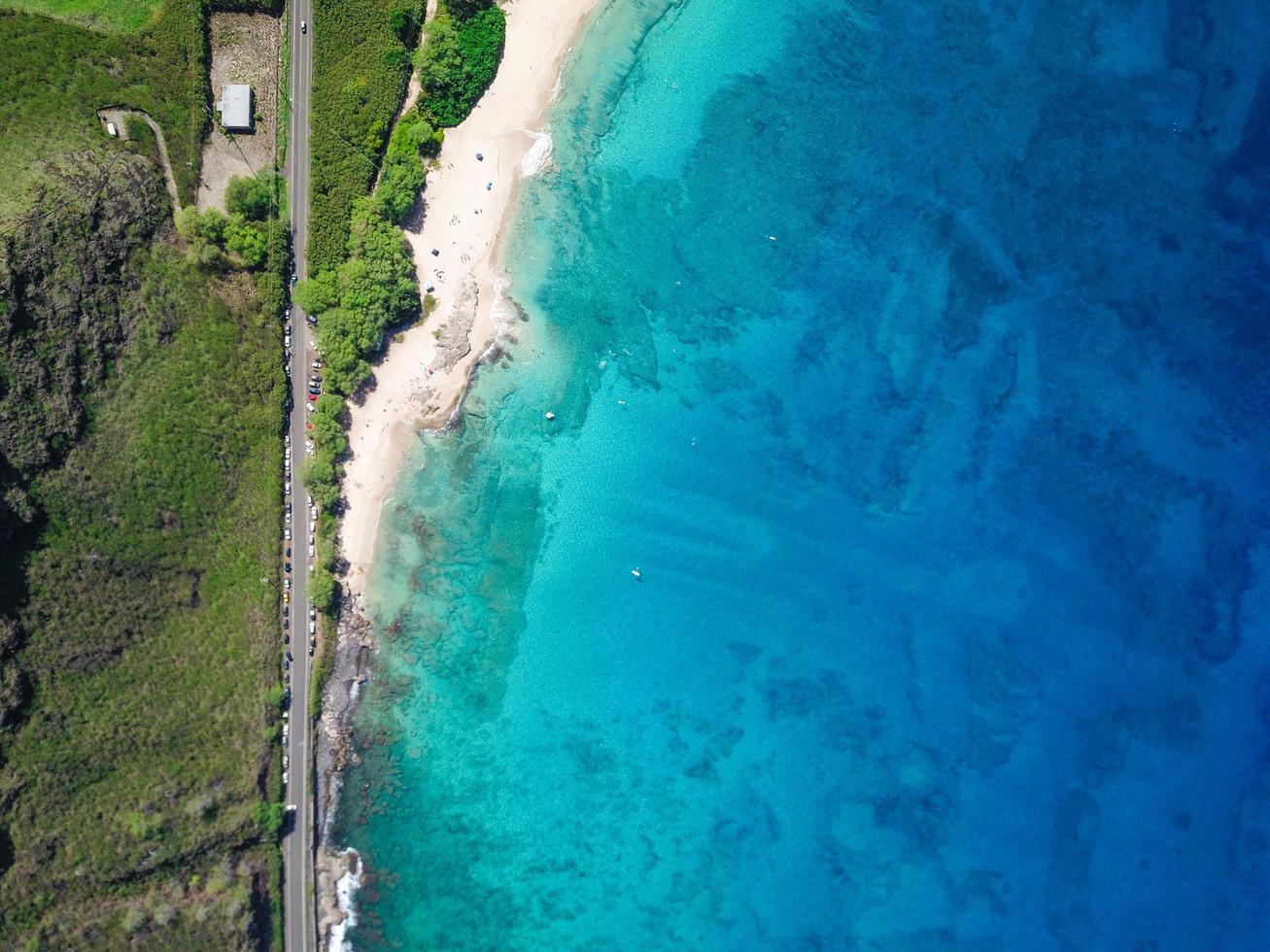 vue aérienne de l'océan et du rivage photo