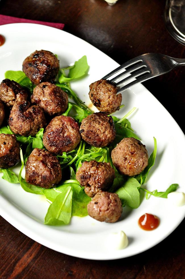 boulettes de viande sur plaque blanche ovale photo