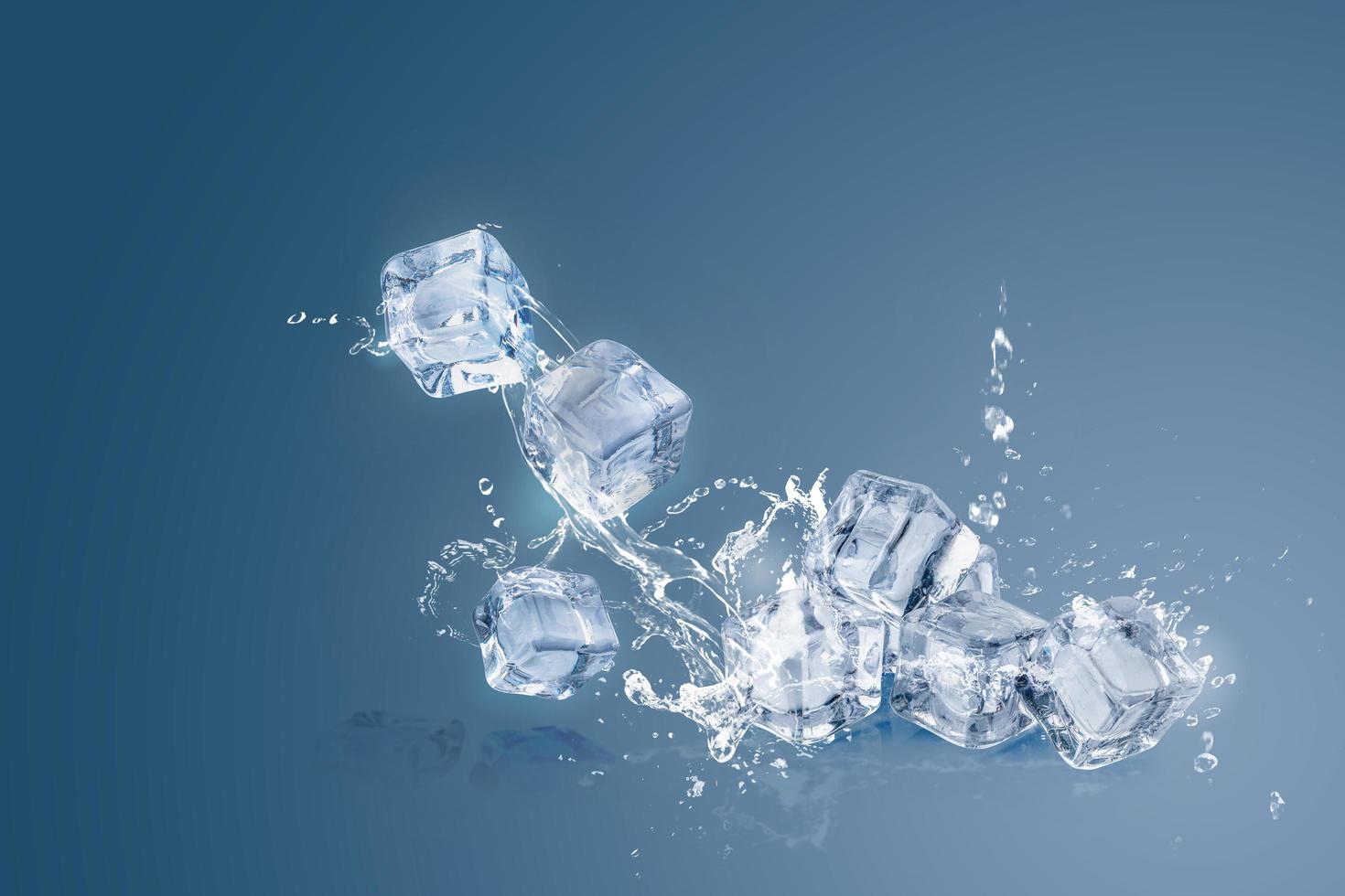 cubes de glace isolés sur fond bleu photo