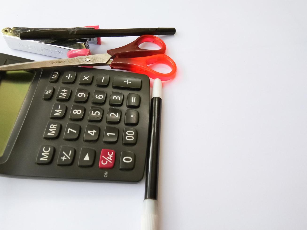 fournitures de bureau, calculatrice, stylos, marqueurs, agrafes, ciseaux avec zone de copier-coller idéale pour les citations, la publicité, le commerce photo