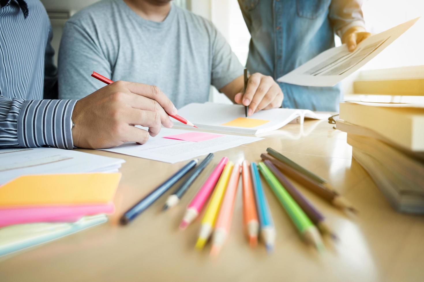 un groupe de camarades de classe du secondaire aide un ami avec le tutorat photo