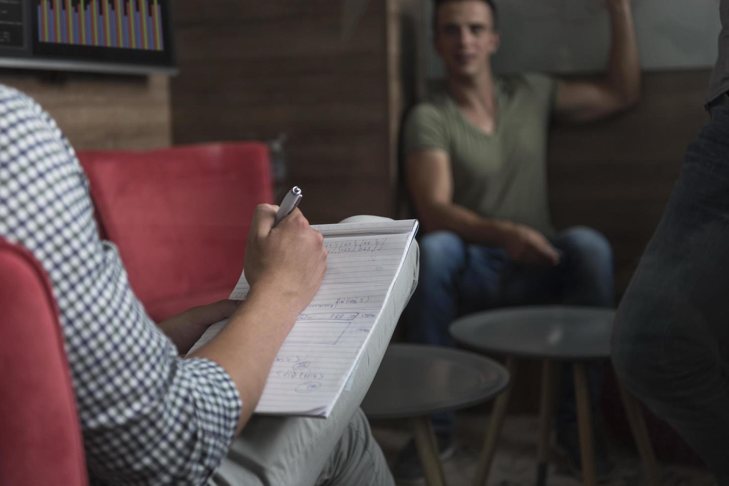 réunion d'équipe et brainstorming dans un petit bureau privé photo