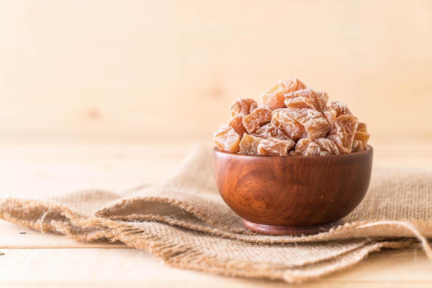 prunes séchées dans un bol photo