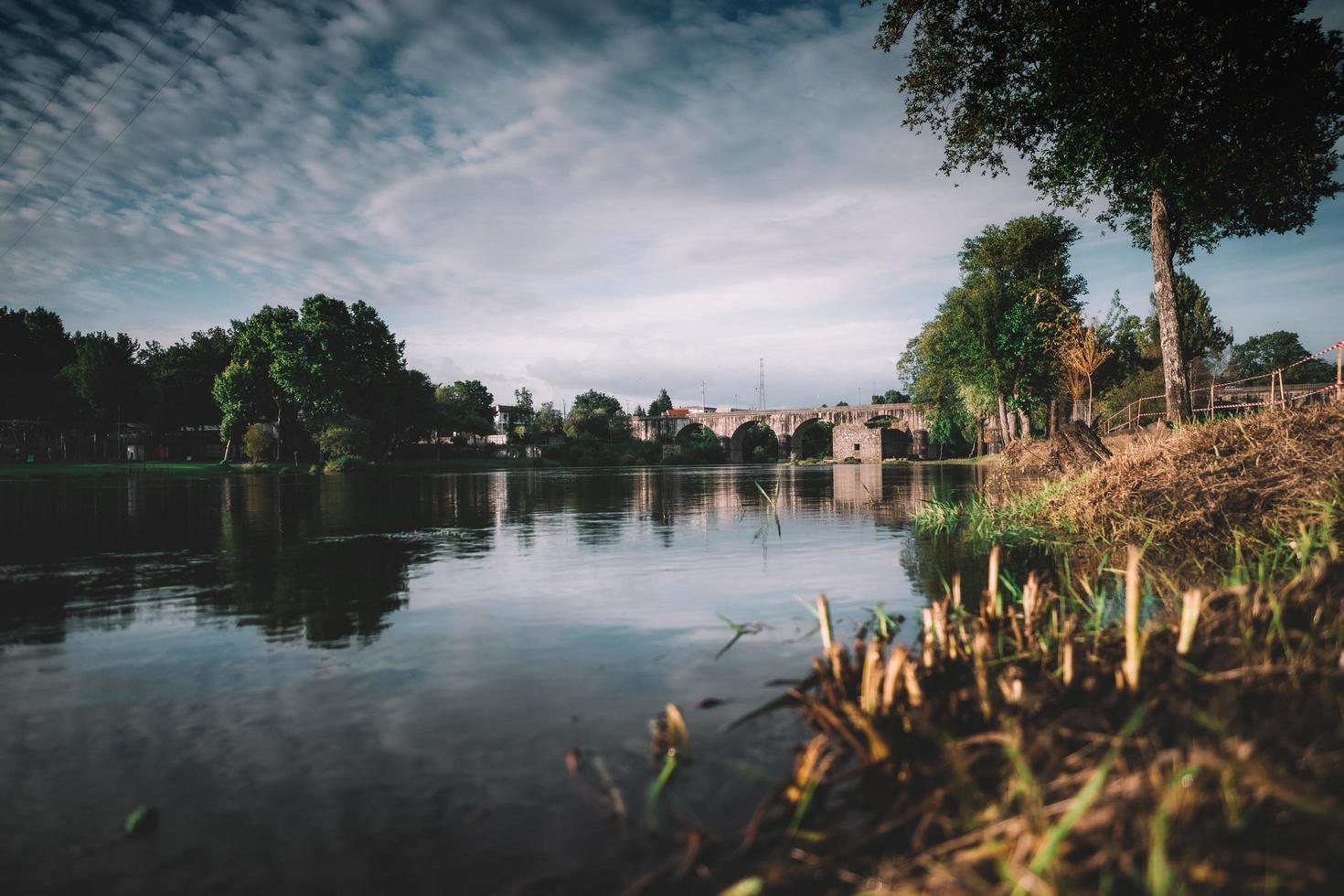 pont sur le lac pendant la journée photo