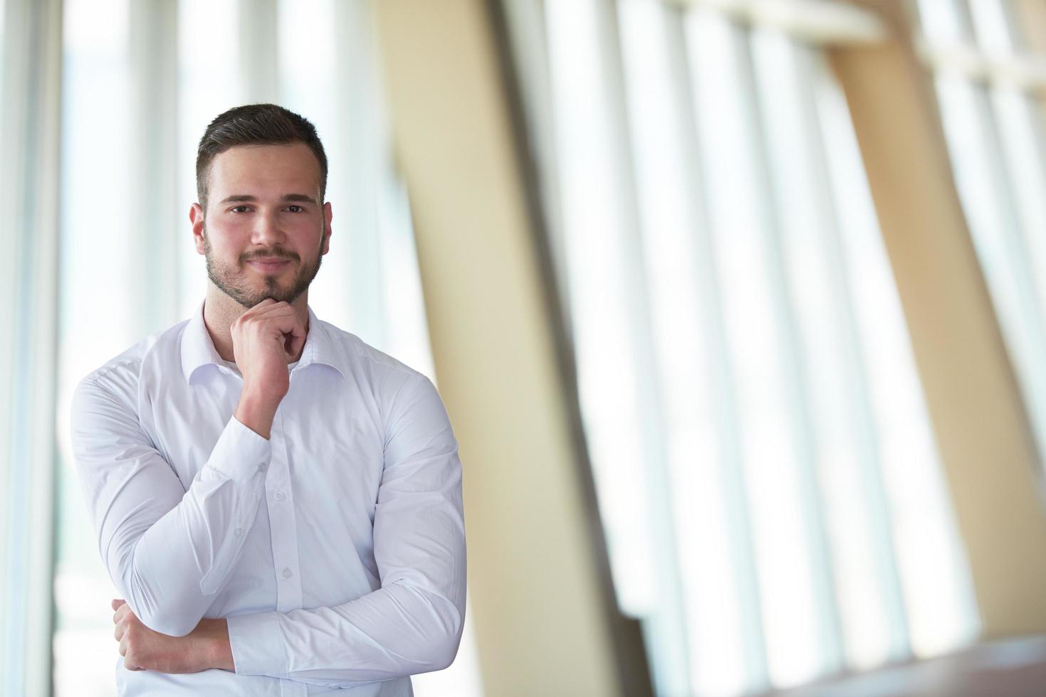 homme d'affaires avec barbe au bureau moderne photo