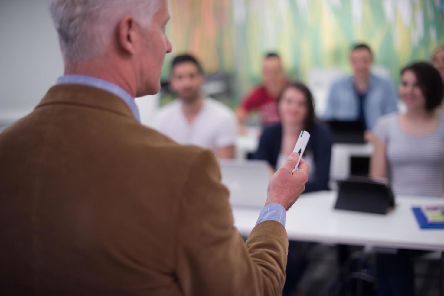 enseignant avec un groupe d'élèves en classe photo