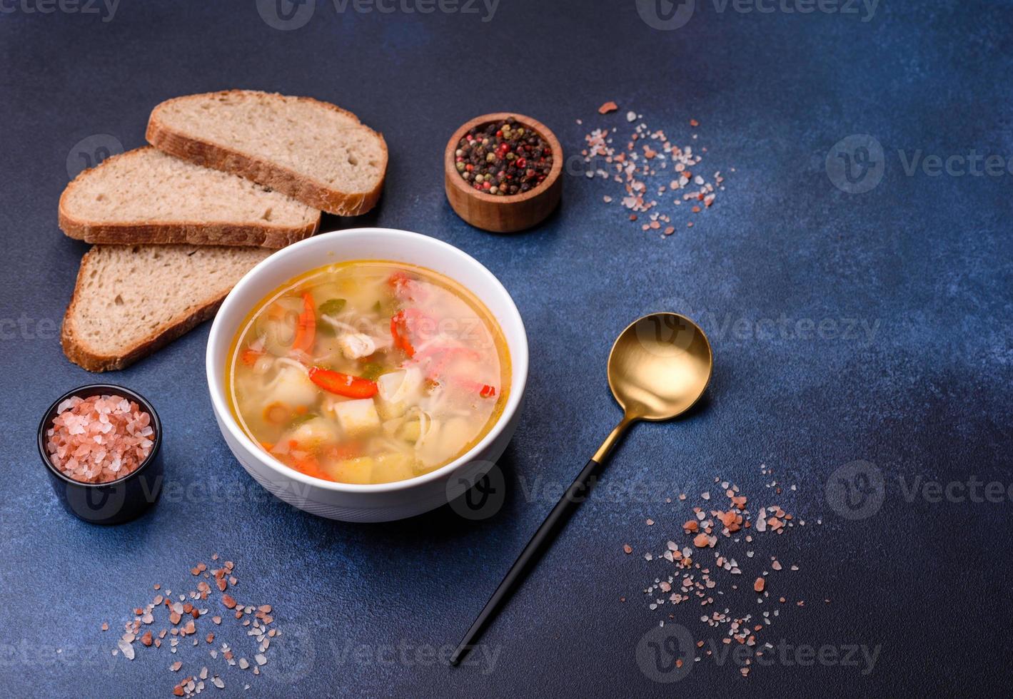 Libre d'un bol de nouilles au poulet et soupe de légumes sur une table en béton photo