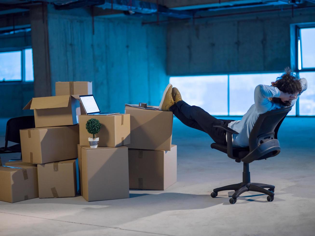 jeune homme d'affaires faisant une pause sur un chantier de construction photo