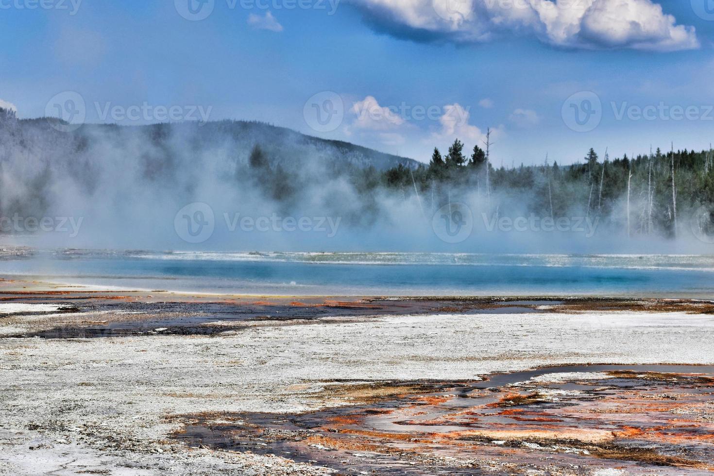 Les couleurs vives des piscines thermales dans des pots de peinture bassin de geyser dans le parc national de Yellowstone photo