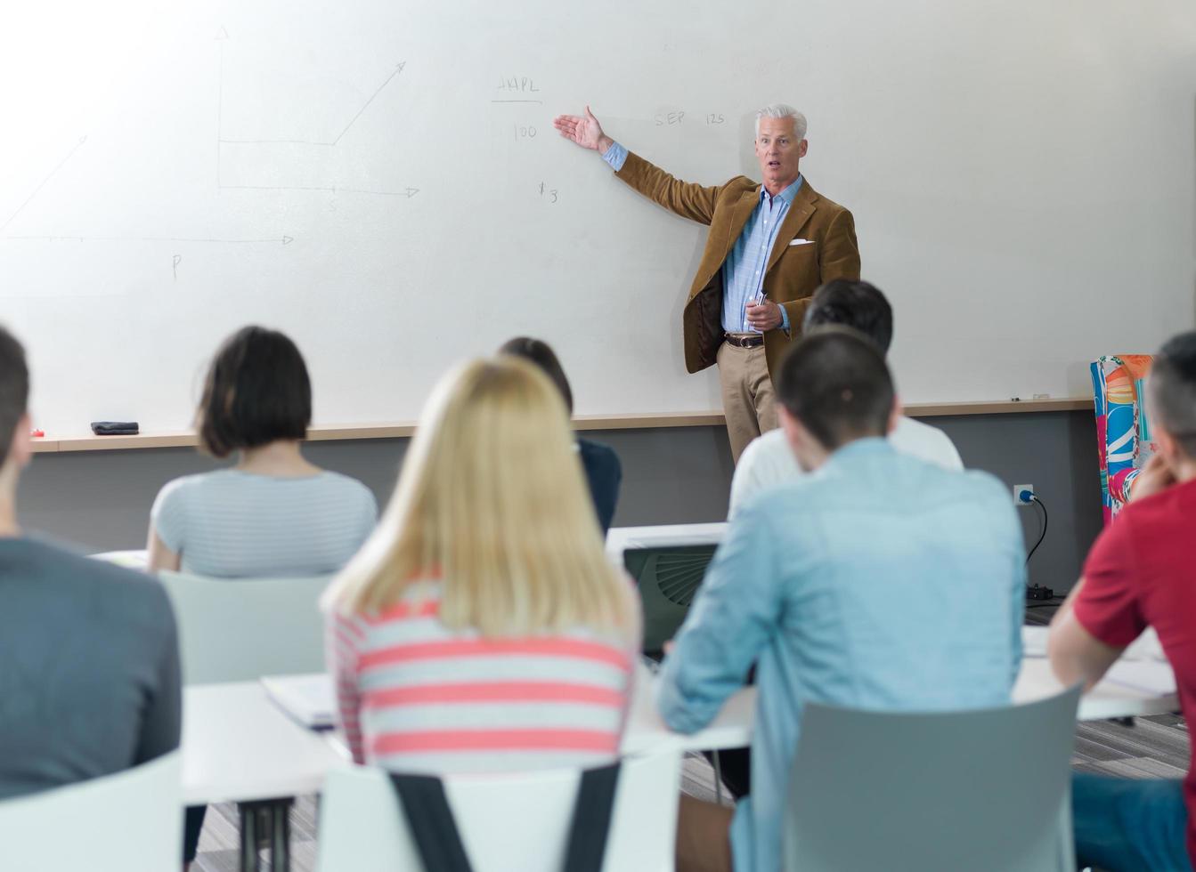 enseignant avec un groupe d'élèves en classe photo