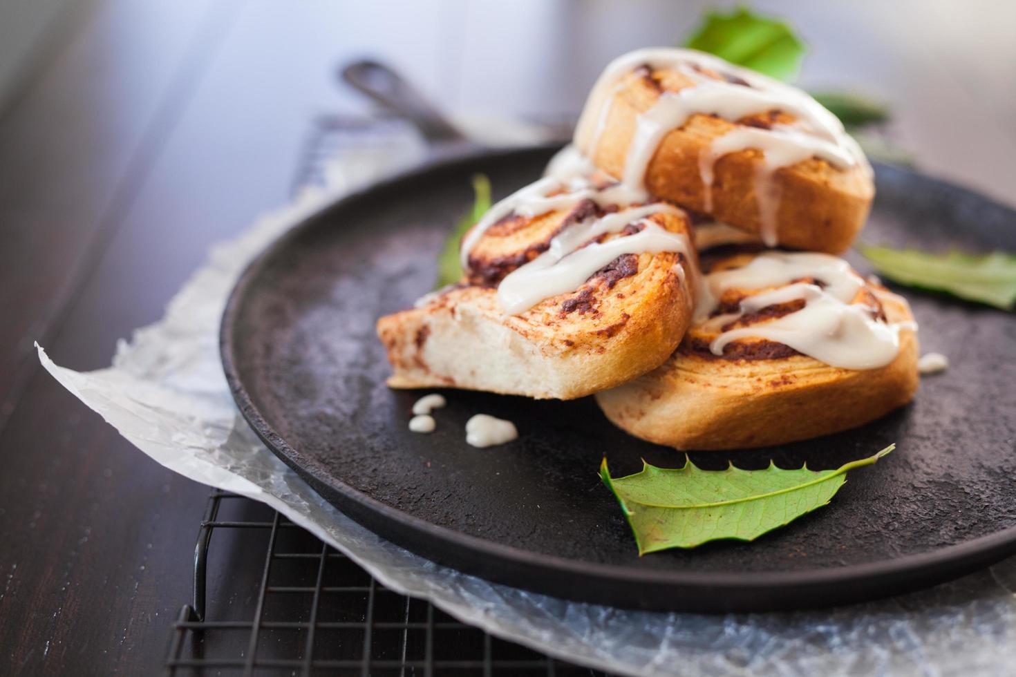 Brioches à la cannelle dans la poêle photo