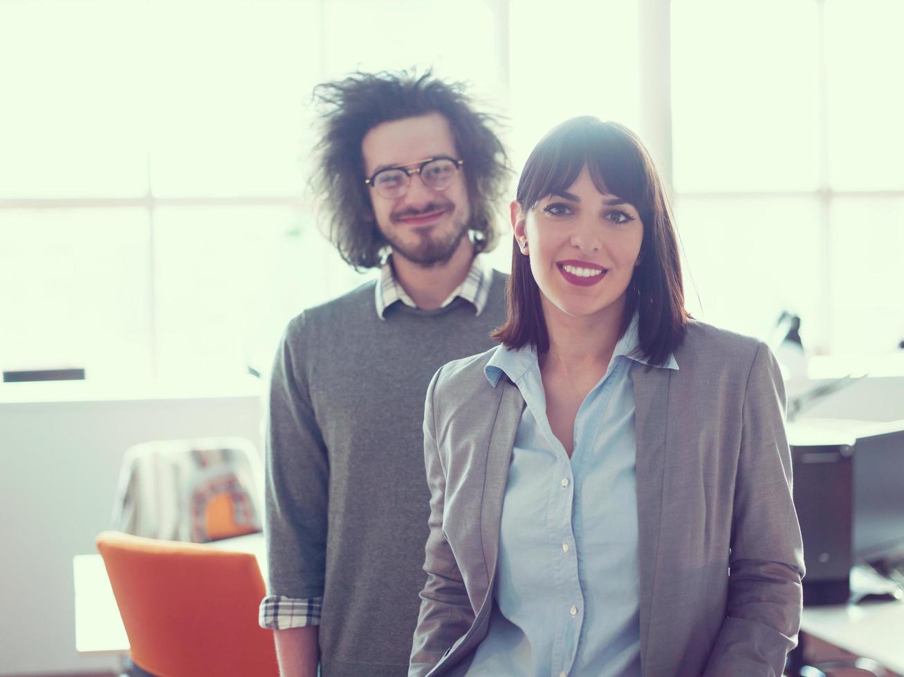 couple d'affaires de démarrage dans un bureau moderne photo