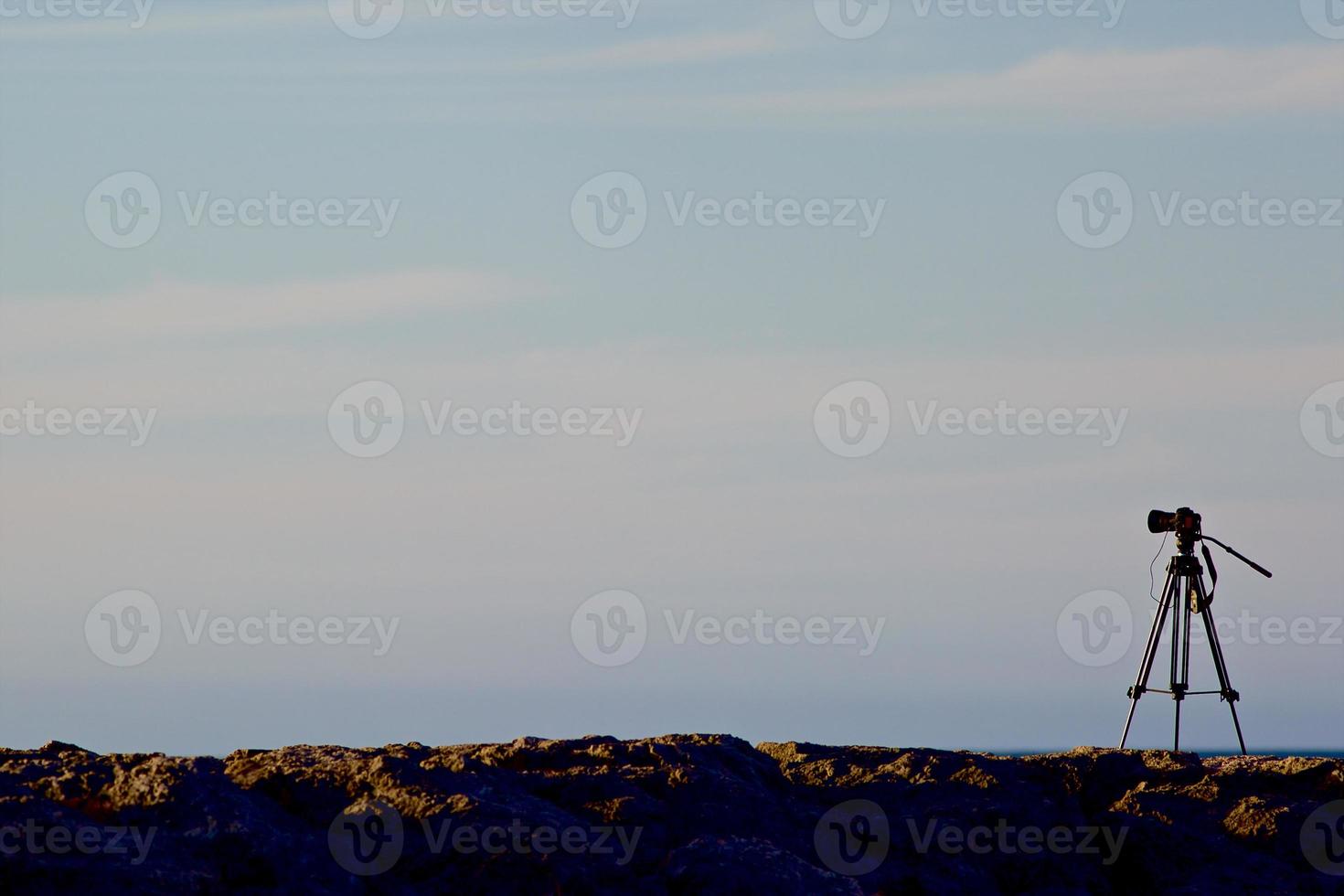 appareil photo numérique sur un trépied avec un ciel coucher de soleil