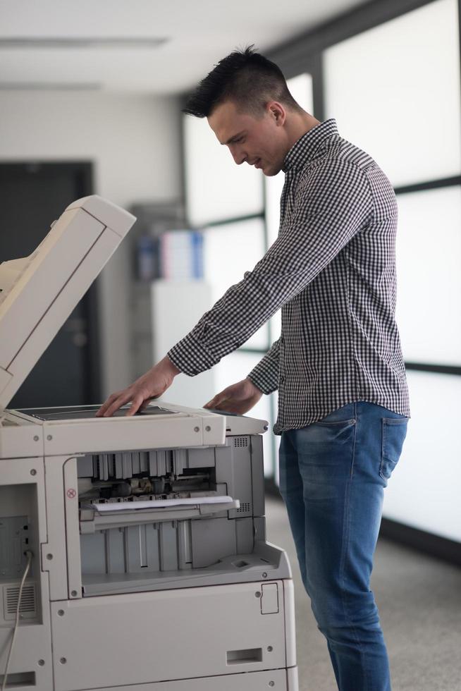 jeune homme d'affaires copier des documents photo