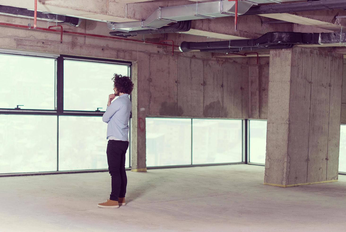 portrait de jeune architecte masculin sur le chantier de construction photo