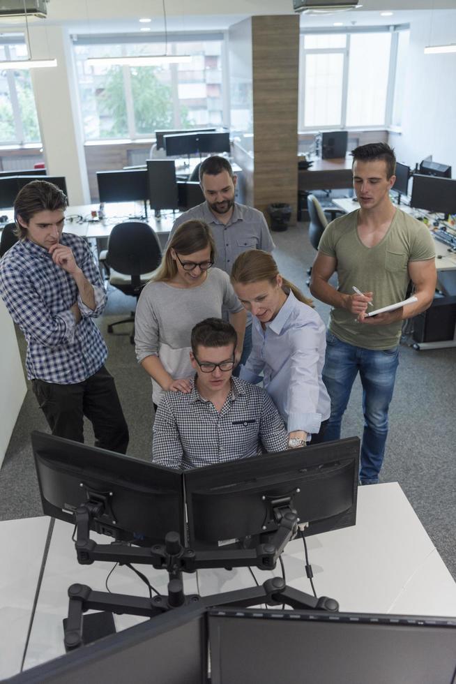 groupe de gens d'affaires en démarrage travaillant en équipe pour trouver une solution photo