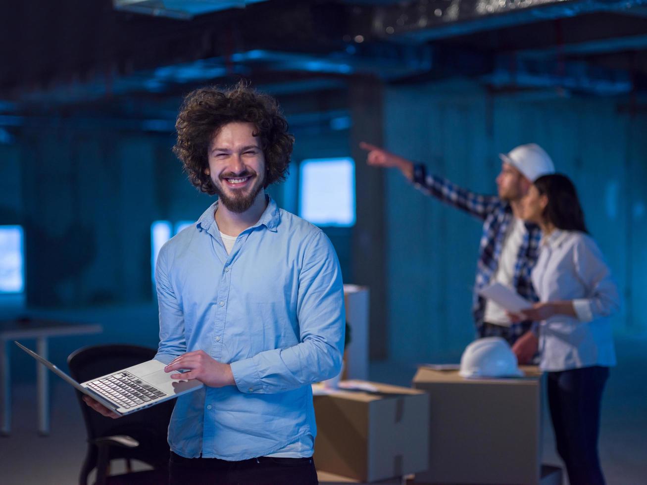 jeune ingénieur sur chantier photo