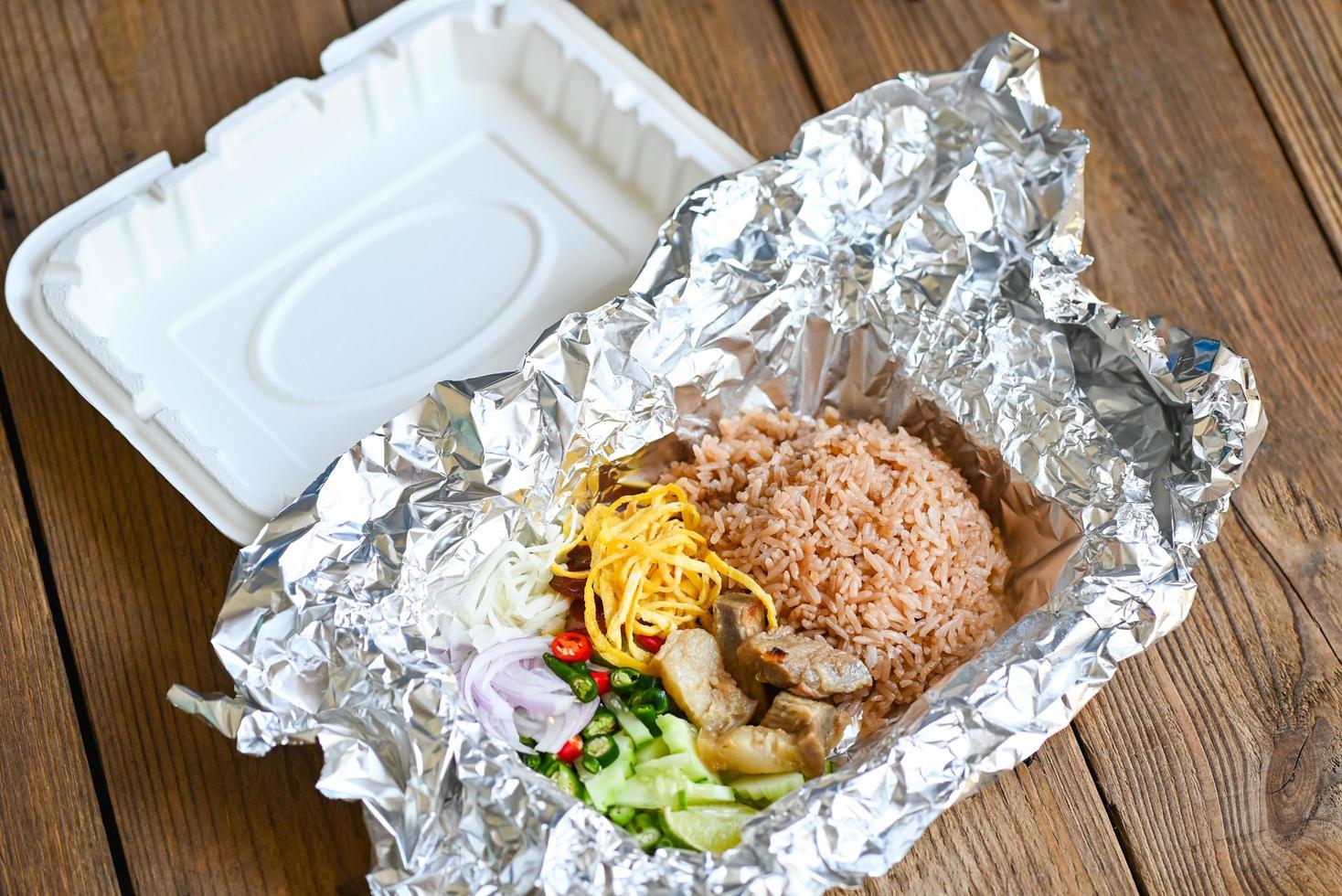 cuisine thaïlandaise sur boîte avec feuille d'aluminium nourriture à emporter - riz mélangé avec de la pâte de crevettes riz frit sur boîte, riz assaisonné avec une recette de pâte de crevettes, épices à base de riz photo