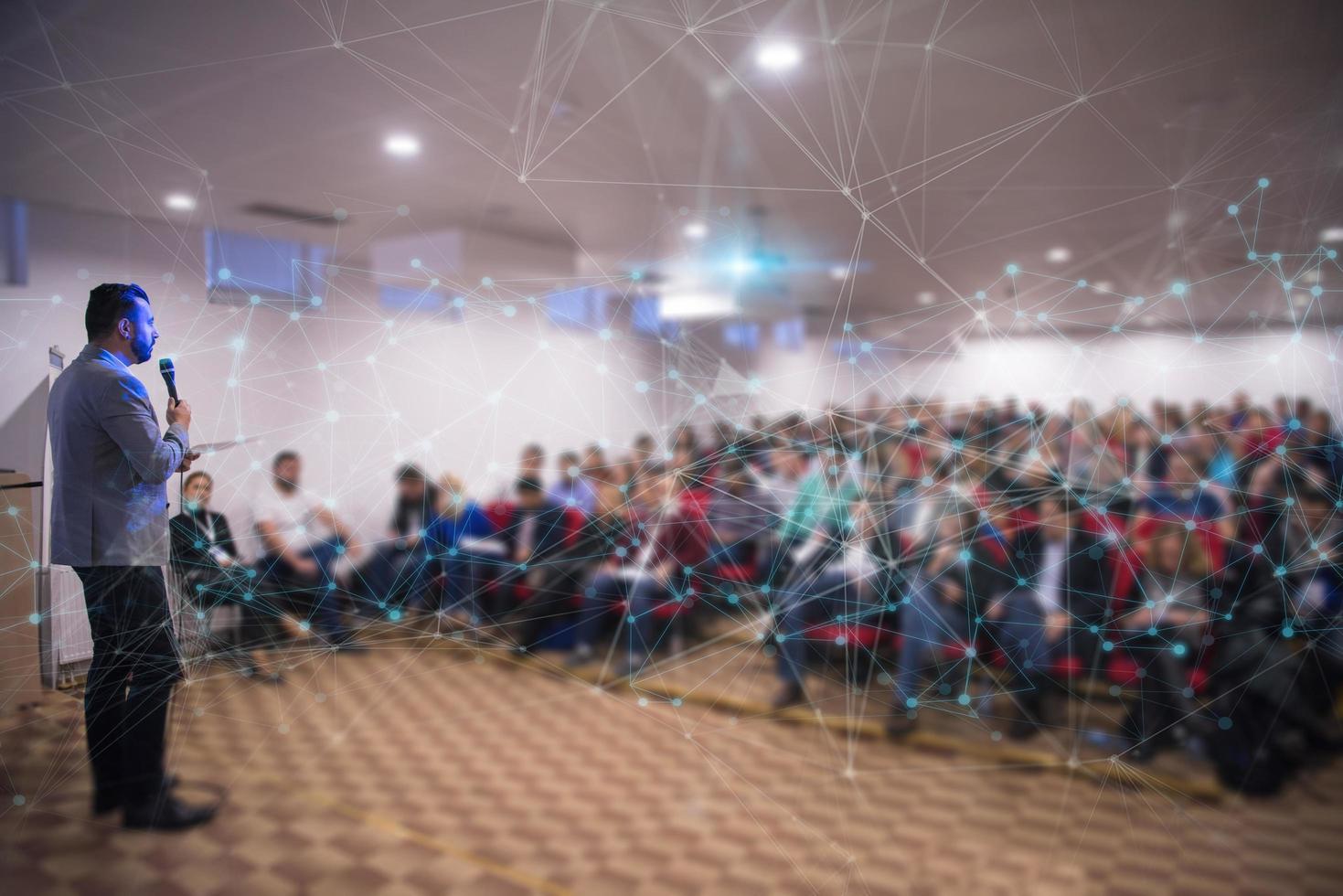 homme d'affaires prospère faisant des présentations dans la salle de conférence photo