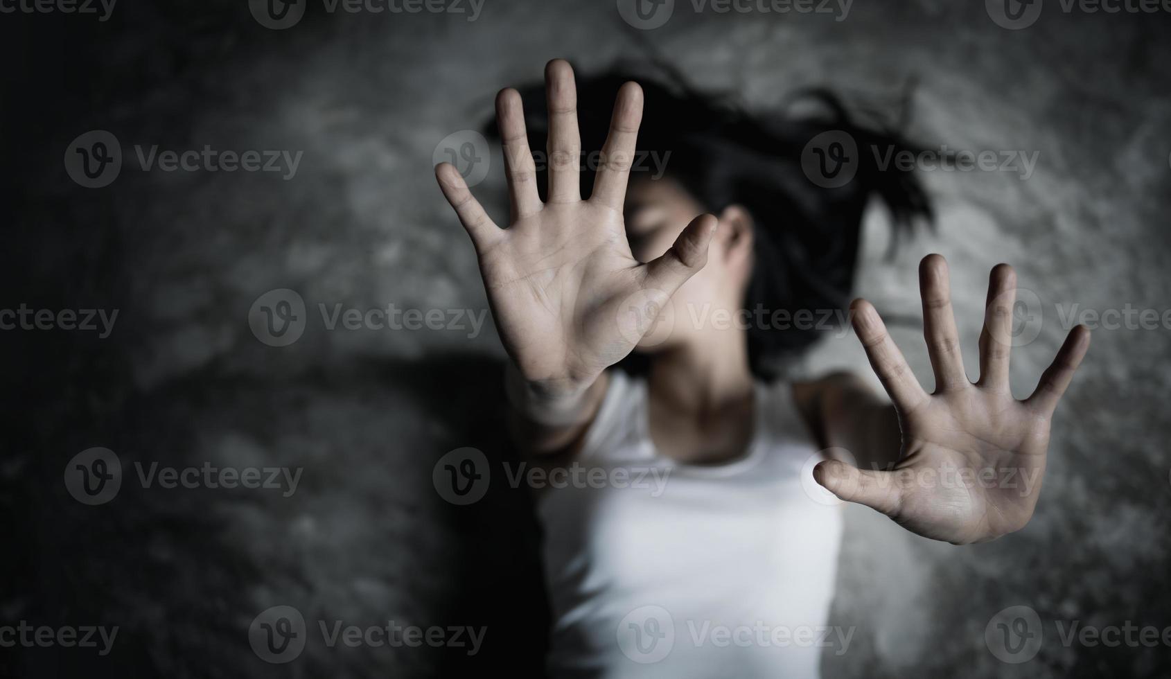 arrêter la violence contre les femmes, la violence domestique, le viol, la journée internationale de la femme, le harcèlement sexuel contre les femmes et le viol. photo