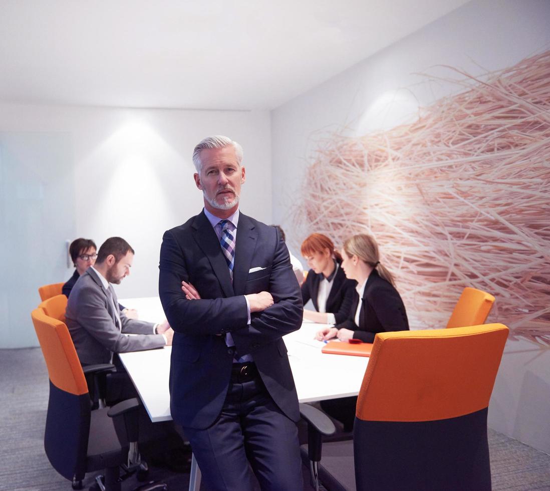 homme d'affaires senior avec son équipe au bureau photo