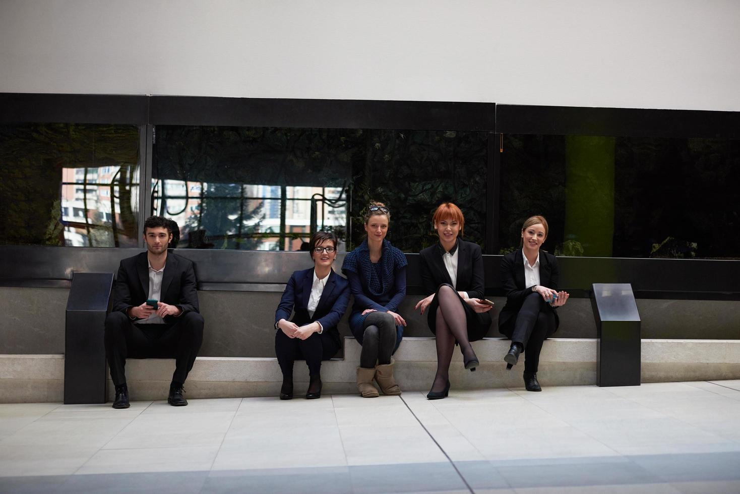 groupe de gens d'affaires au bureau photo