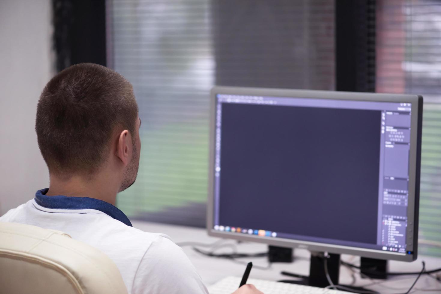 éditeur de photos à son bureau