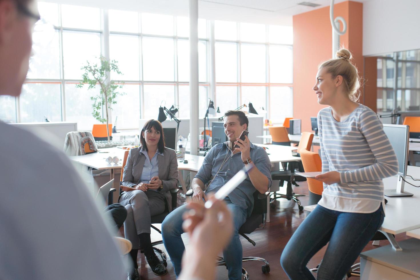 équipe de jeunes entreprises lors d'une réunion dans un immeuble de bureaux moderne photo