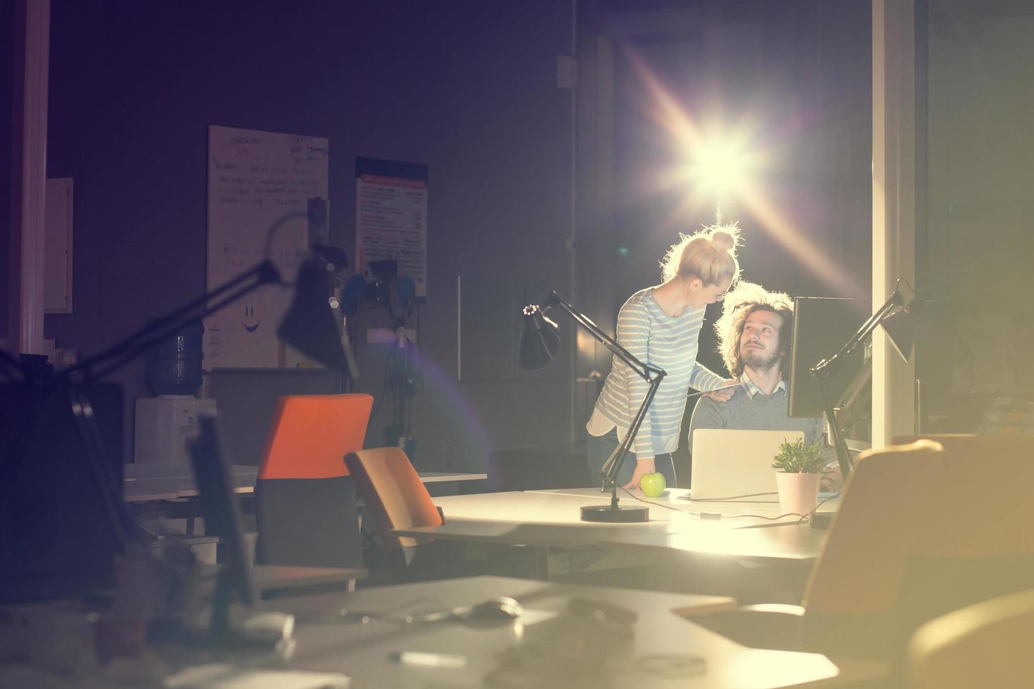 jeunes créateurs au bureau de nuit photo