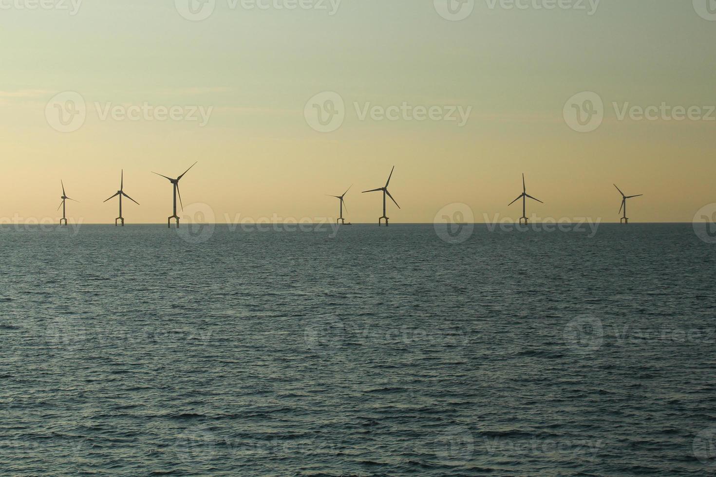 ferme éolienne en mer photo