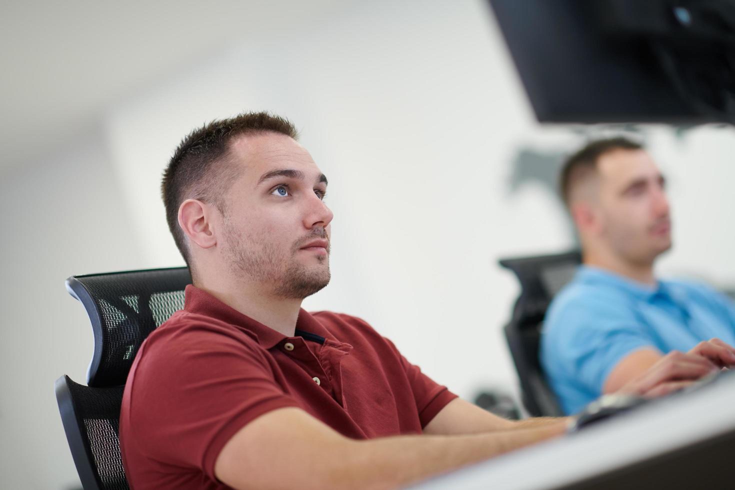 deux développeurs de logiciels masculins travaillant sur ordinateur photo