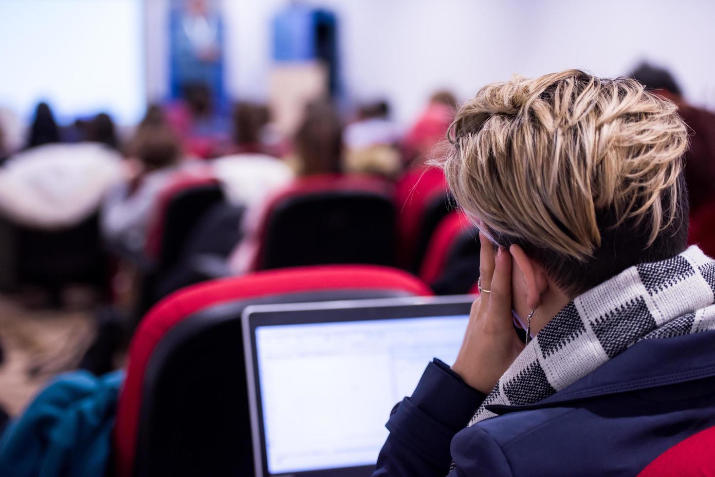 femme d'affaires utilisant un ordinateur portable pendant un séminaire photo