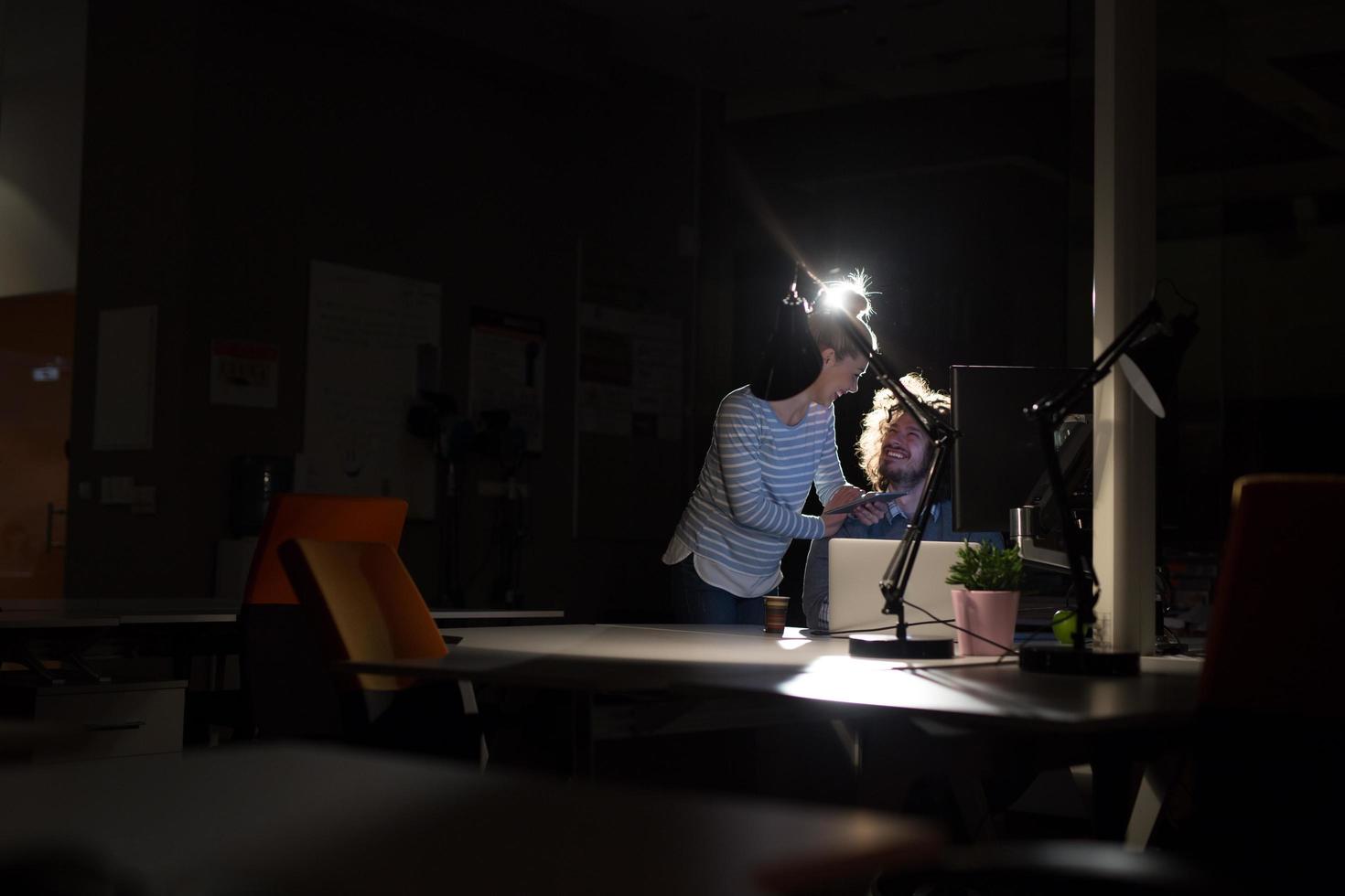 jeunes créateurs au bureau de nuit photo