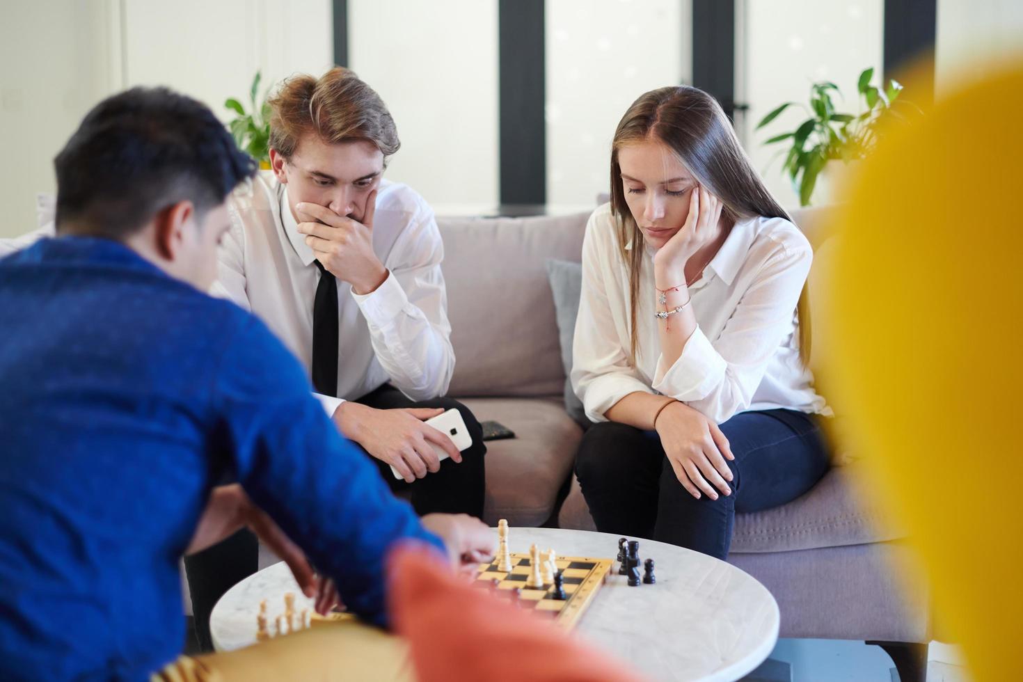 groupe multiethnique de gens d'affaires jouant aux échecs photo