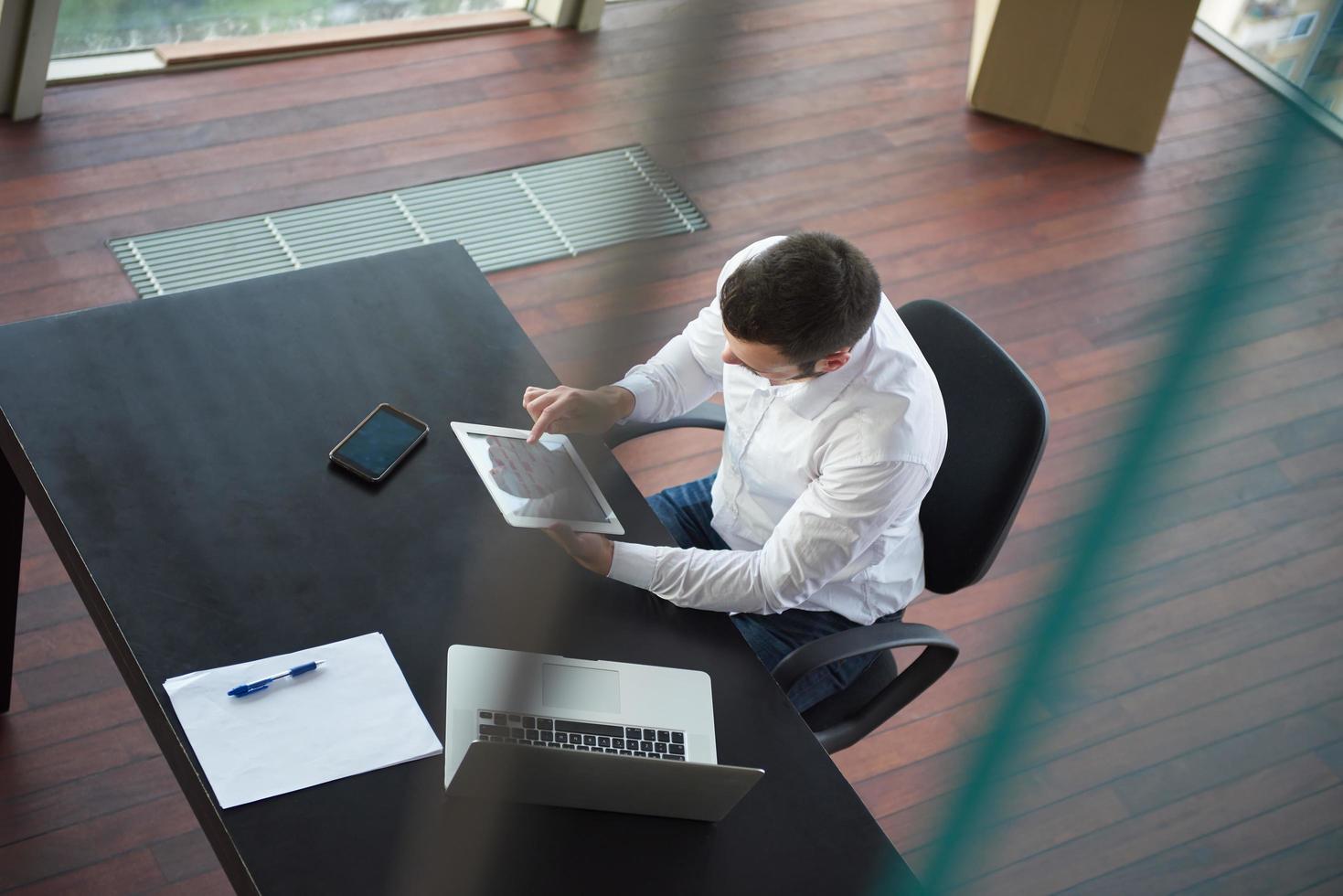 vue de dessus du jeune homme d'affaires au bureau photo