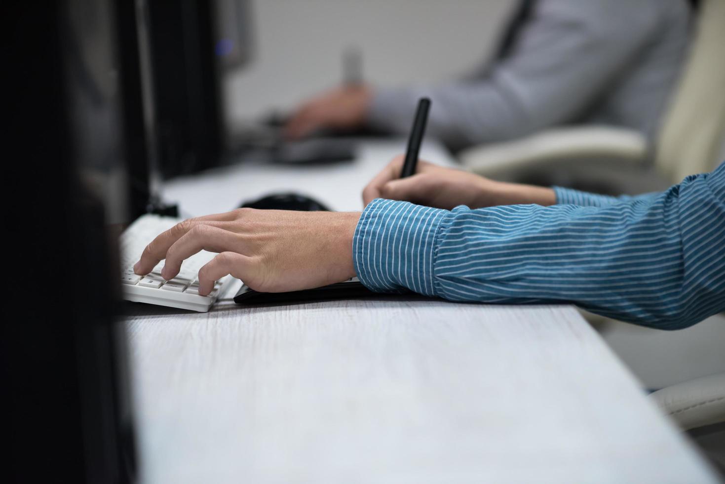 éditeur de photos à son bureau