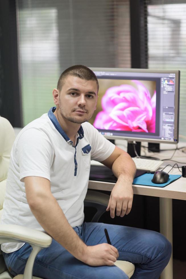 éditeur de photos à son bureau