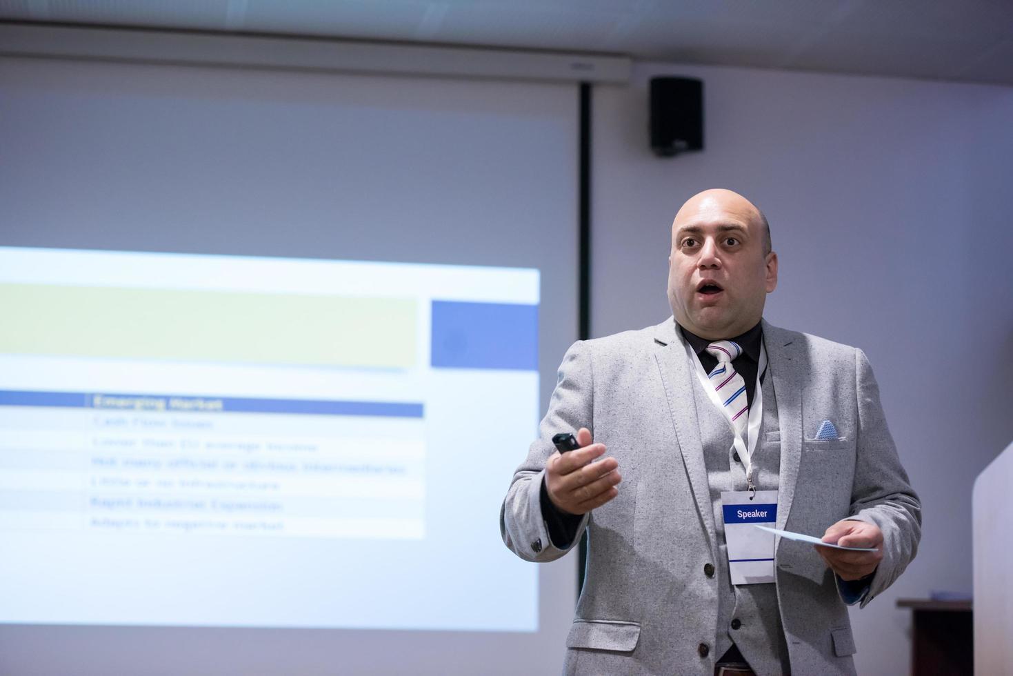 homme d'affaires prospère faisant des présentations dans la salle de conférence photo