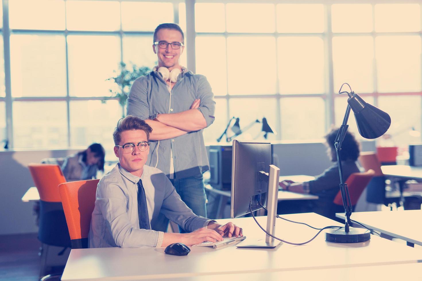 deux hommes d'affaires travaillant avec un ordinateur au bureau photo