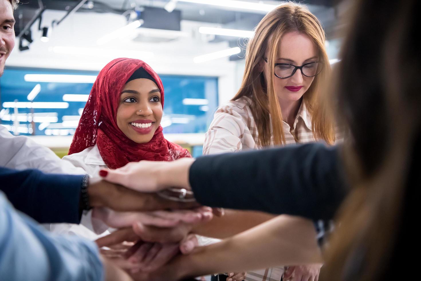 groupe multiethnique de jeunes gens d'affaires célébrant le succès photo