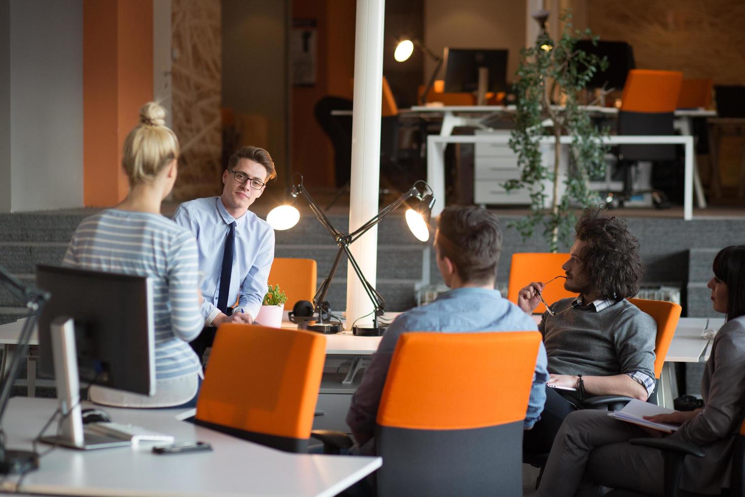 équipe de jeunes entreprises lors d'une réunion dans un immeuble de bureaux moderne photo