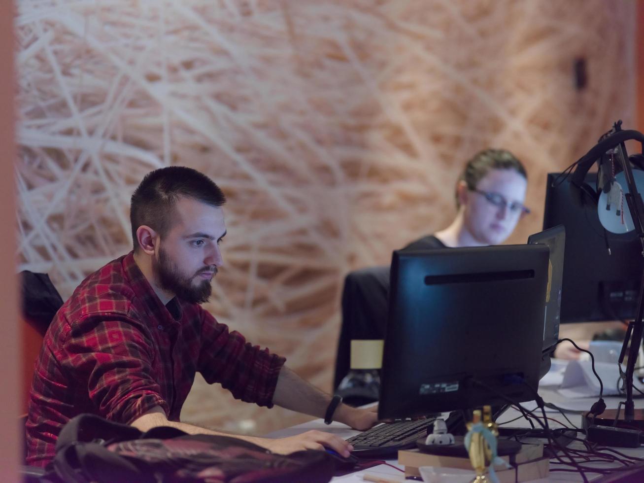 concepteurs dans le bureau de démarrage de nuit photo