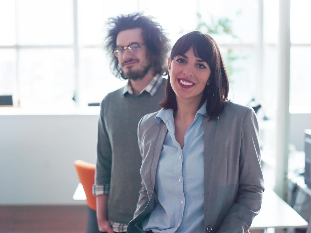 couple d'affaires de démarrage dans un bureau moderne photo