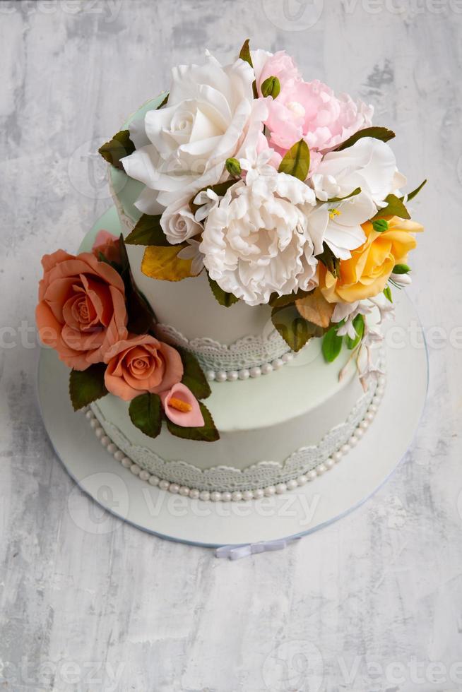 une vue de dessus d'un gâteau de désherbage conçu par des fleurs. photo