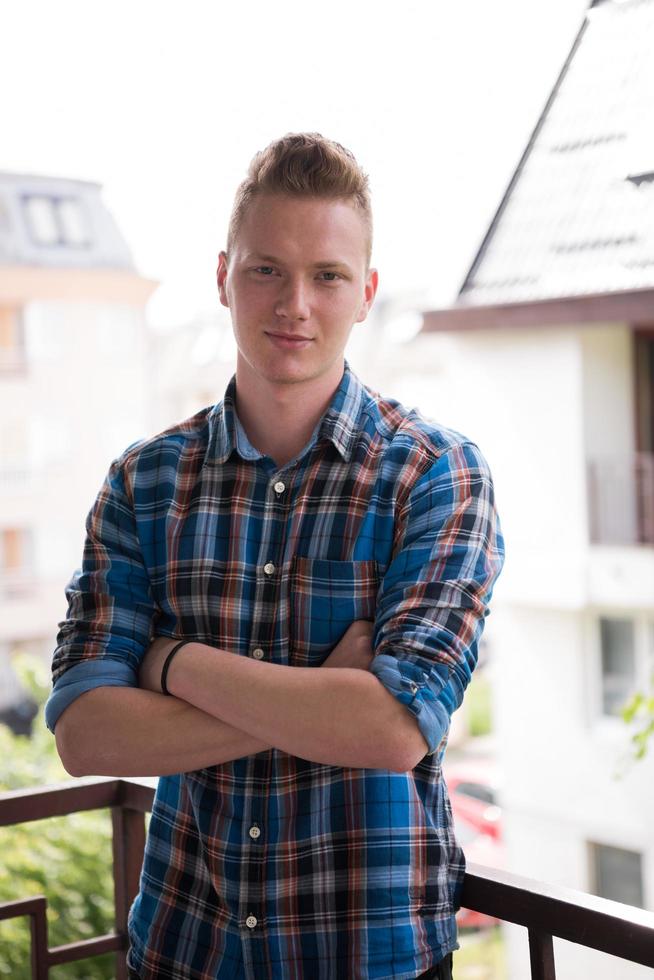 homme debout au balcon photo