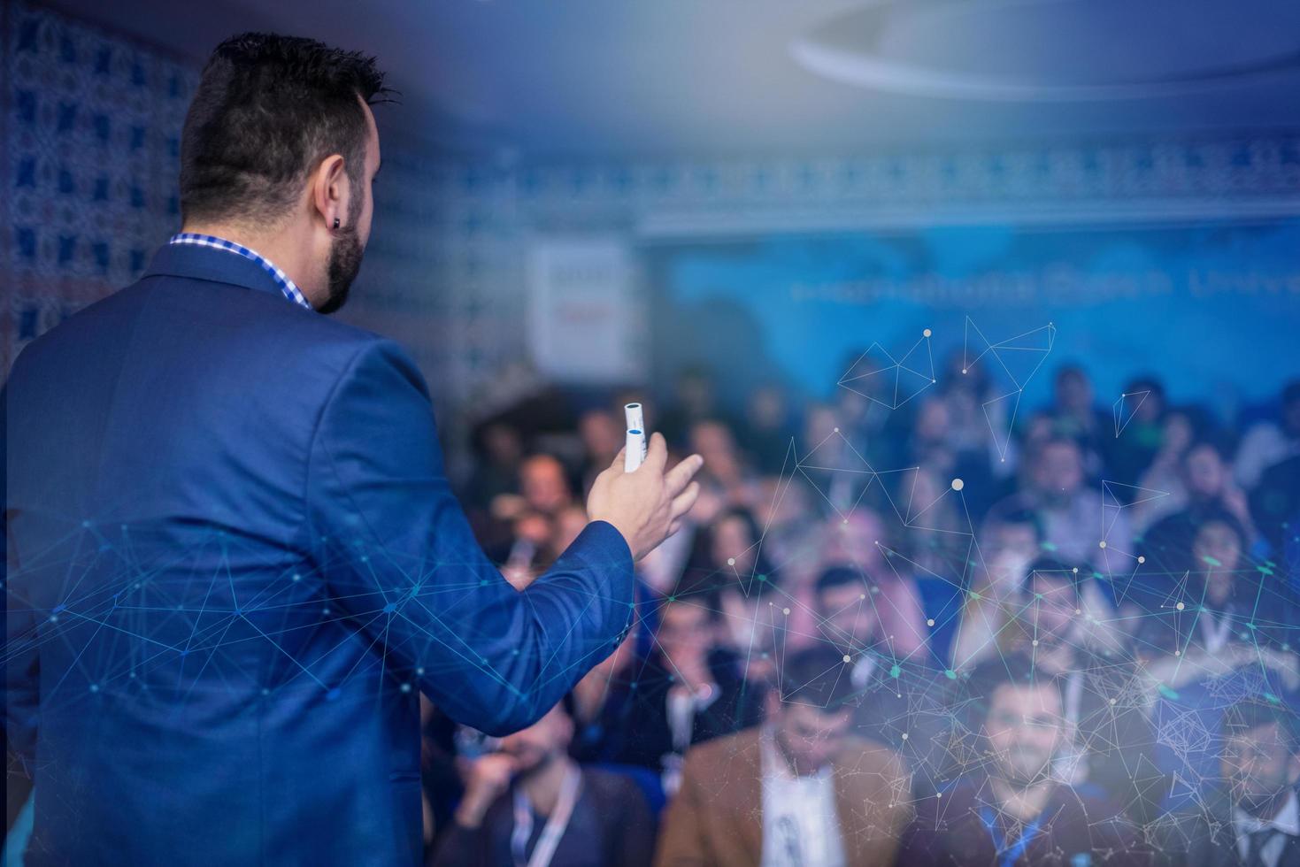 homme d'affaires prospère faisant des présentations dans la salle de conférence photo