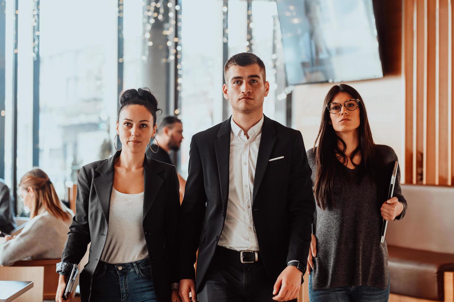 groupe de gens d'affaires prospères debout ensemble au bureau. photo